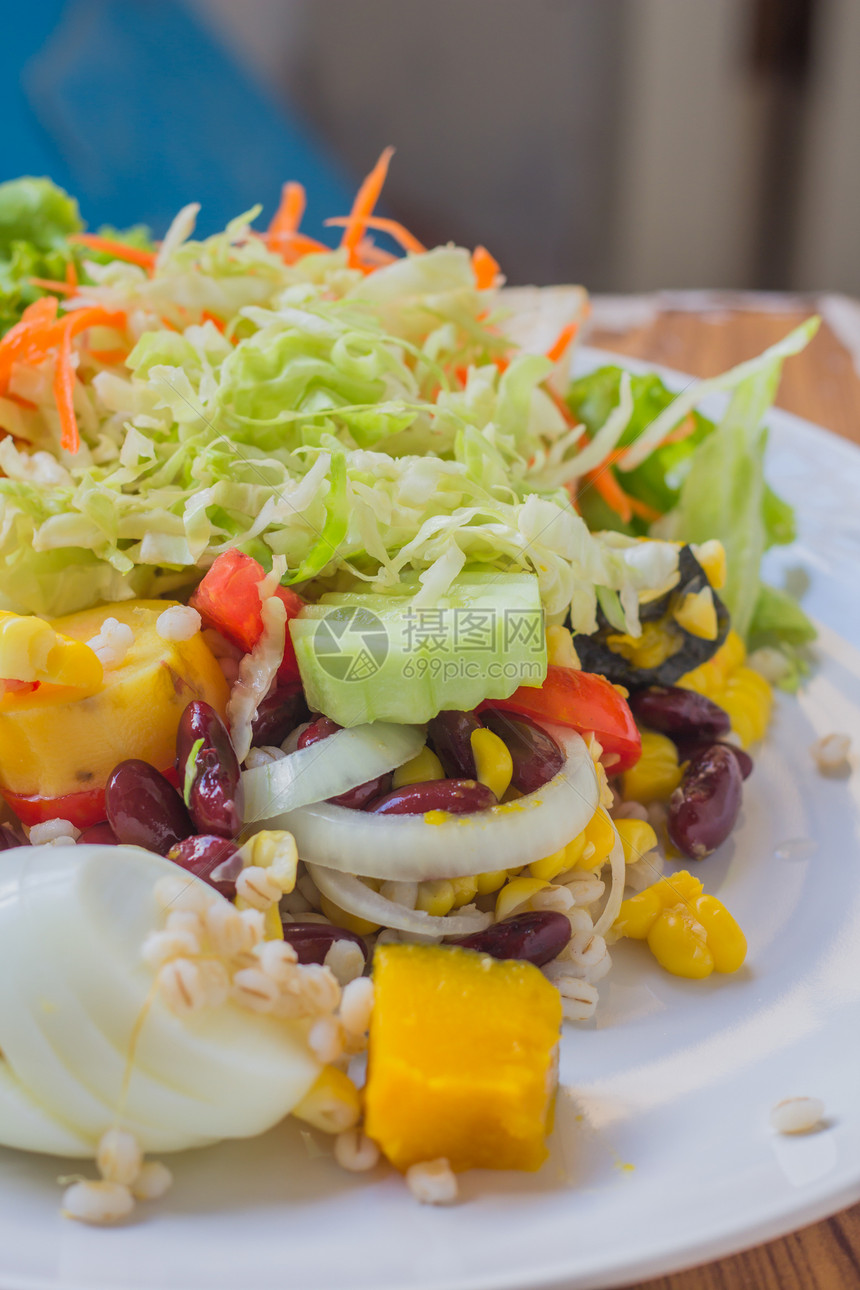 蔬菜和水果沙拉食物美食盘子生菜洋葱绿色胡椒草药餐巾图片