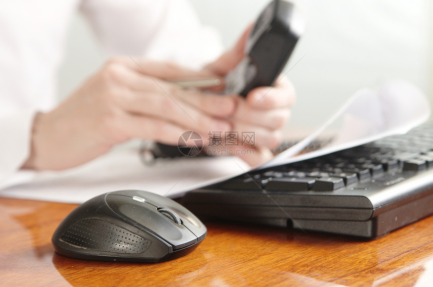 在计算机键盘上手握手和听筒工作电话文书商务电脑老鼠人士办公室男人文档图片