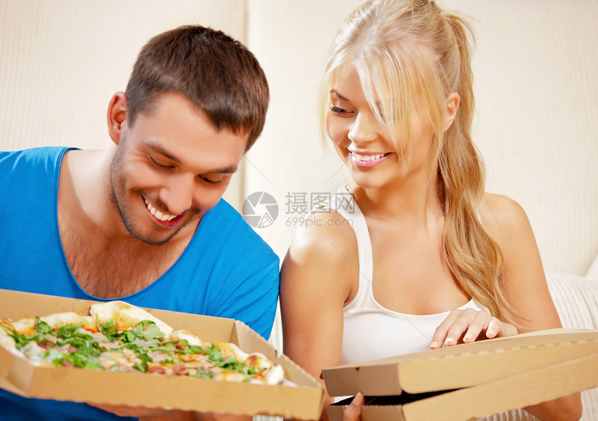 浪漫情侣在家吃比萨饼家庭女性男朋友微笑幸福喜悦食物夫妻妻子女孩图片