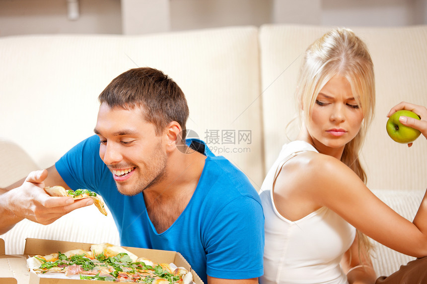 夫妻吃不同的食物嫉妒主妇女性女孩微笑饮食垃圾营养男人脂肪图片