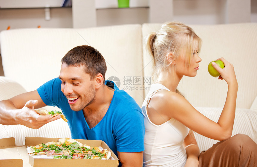 夫妻吃不同的食物主妇男性愤怒女性微笑女孩家庭脂肪营养男人图片