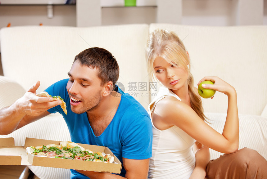 夫妻吃不同的食物嫉妒活力脂肪丈夫愤怒维生素女孩家庭微笑饮食图片