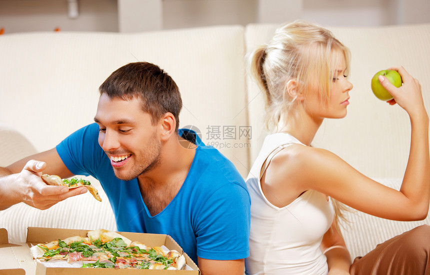 夫妻吃不同的食物妻子男人营养垃圾女孩女性男性愤怒饮食丈夫图片