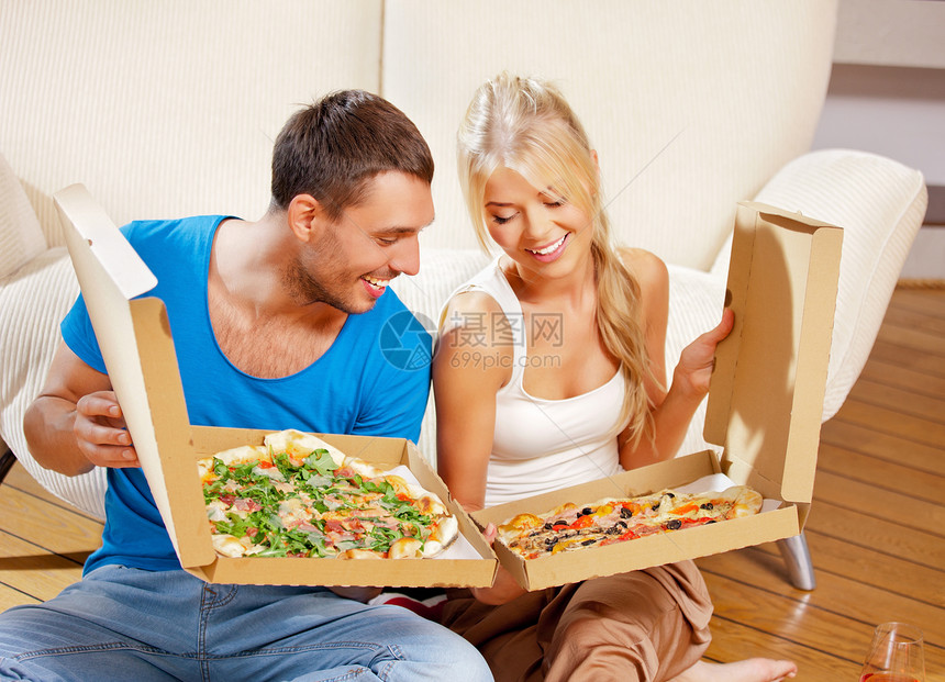 浪漫情侣在家吃比萨饼微笑家庭恋人伙伴幸福食物男人女孩妻子男性图片