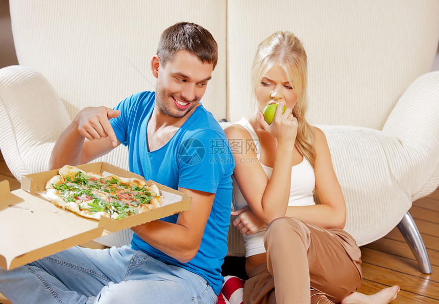 夫妻吃不同的食物女性男性垃圾家庭丈夫女孩愤怒活力嫉妒营养图片