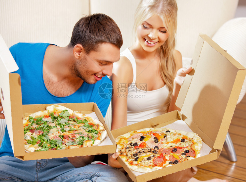 浪漫情侣在家吃比萨饼男人叶子微笑男性小吃幸福夫妻男朋友喜悦家庭图片
