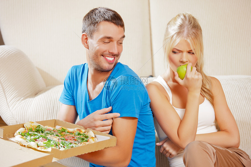 夫妻吃不同的食物垃圾愤怒维生素家庭男人丈夫主妇女孩微笑女性图片
