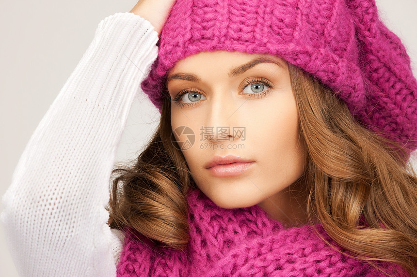 戴冬帽的美女成人围巾帽子女性棉被福利羊毛女孩衣服季节图片