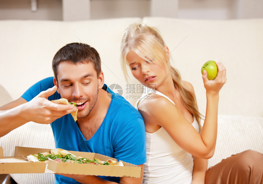 夫妻吃不同的食物女孩维生素主妇活力嫉妒妻子男人饮食家庭愤怒图片