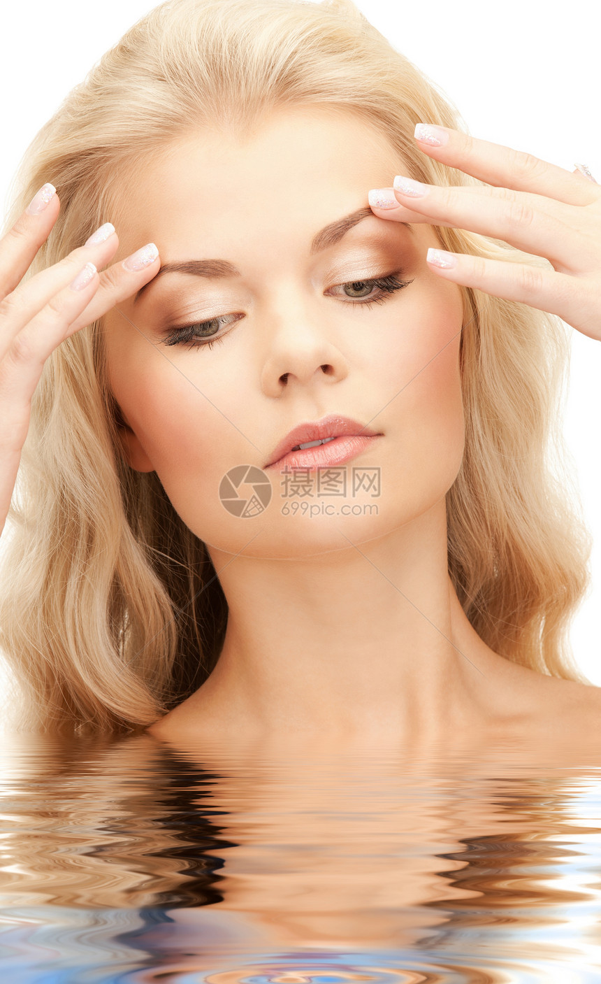 美丽的女子 在水中活力福利护理青年皮肤卫生容貌女孩女性温泉图片