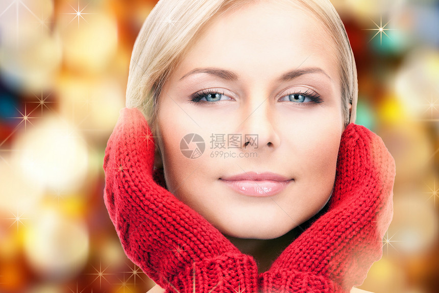 穿红色手套的美丽女子皮肤幸福女孩福利羊毛容貌季节护理衣服女性图片