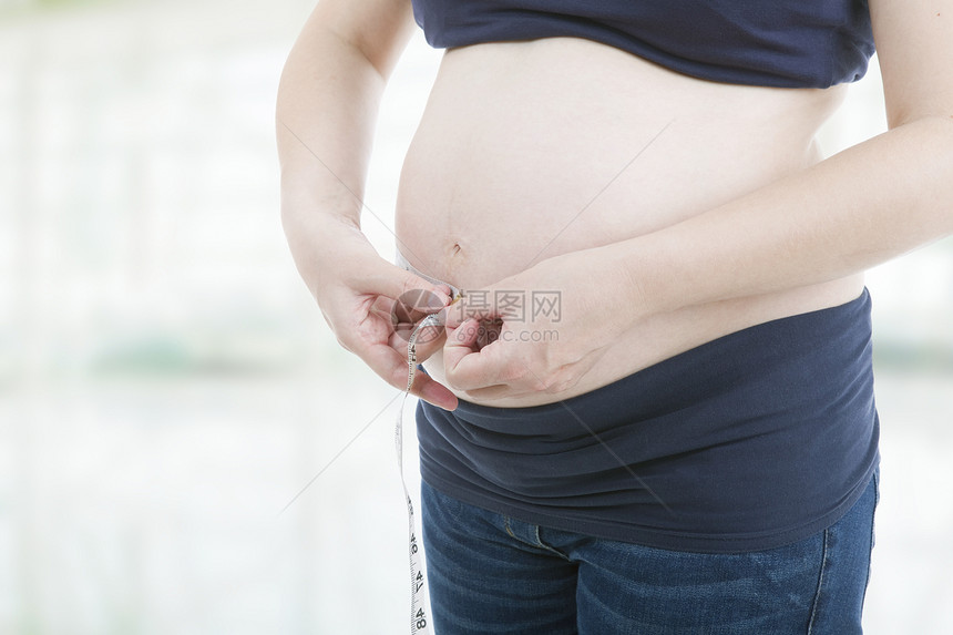 怀孕母亲亲热拥抱生活腹部保健成人喜悦家庭卫生图片