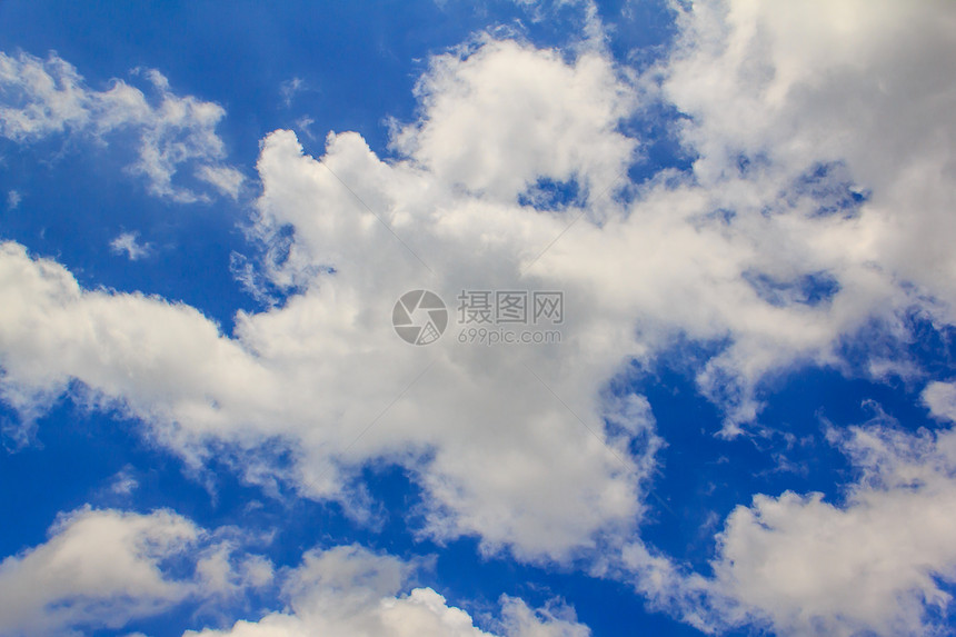 蓝色天空的明云多云云景晴天季节天气白色阳光图片
