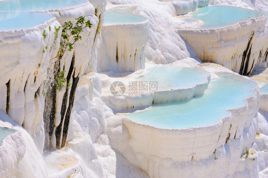 土耳其Pamukkale的蓝水穿河游泳池旅行石灰华地标洗澡旅游蓝色石灰石盆地碳酸盐地质学图片