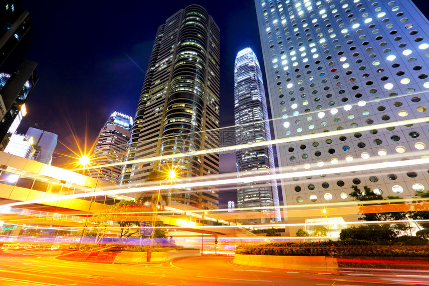 夜间在香港的交通时间建筑学中心摩天大楼速度公共汽车建筑天际蓝色市中心图片