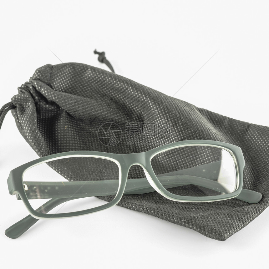 带有黑包眼镜的玻璃杯光学塑料学校框架镜片潮人眼睛白色反射极客图片