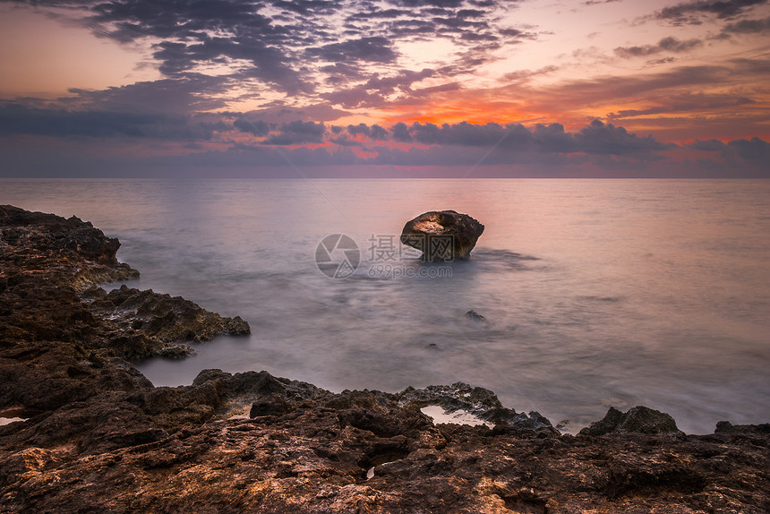 早晨落基海滩旅行石头岩石海浪地平线海景支撑海岸风景日落图片