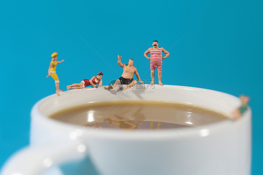 咖啡中游泳的塑料人图片