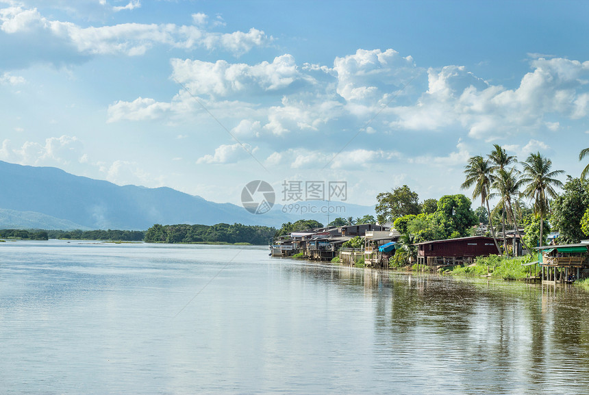 居住在塔克区平河沿岸的族群图片