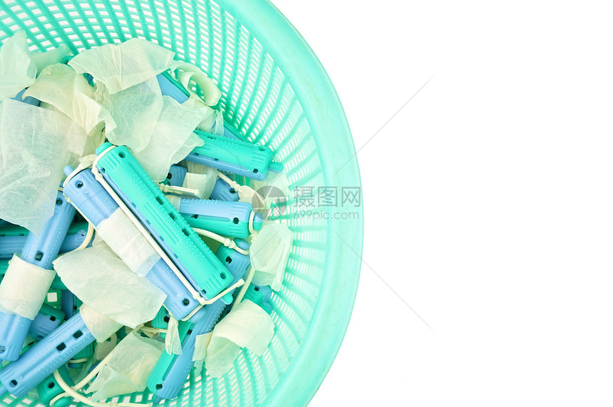 用过的蓝色塑料卷卷卷和在孤立的篮子中的毛发图片