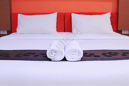旅馆床上的白干净毛巾白色纺织品织物枕头房间卧室背景图片