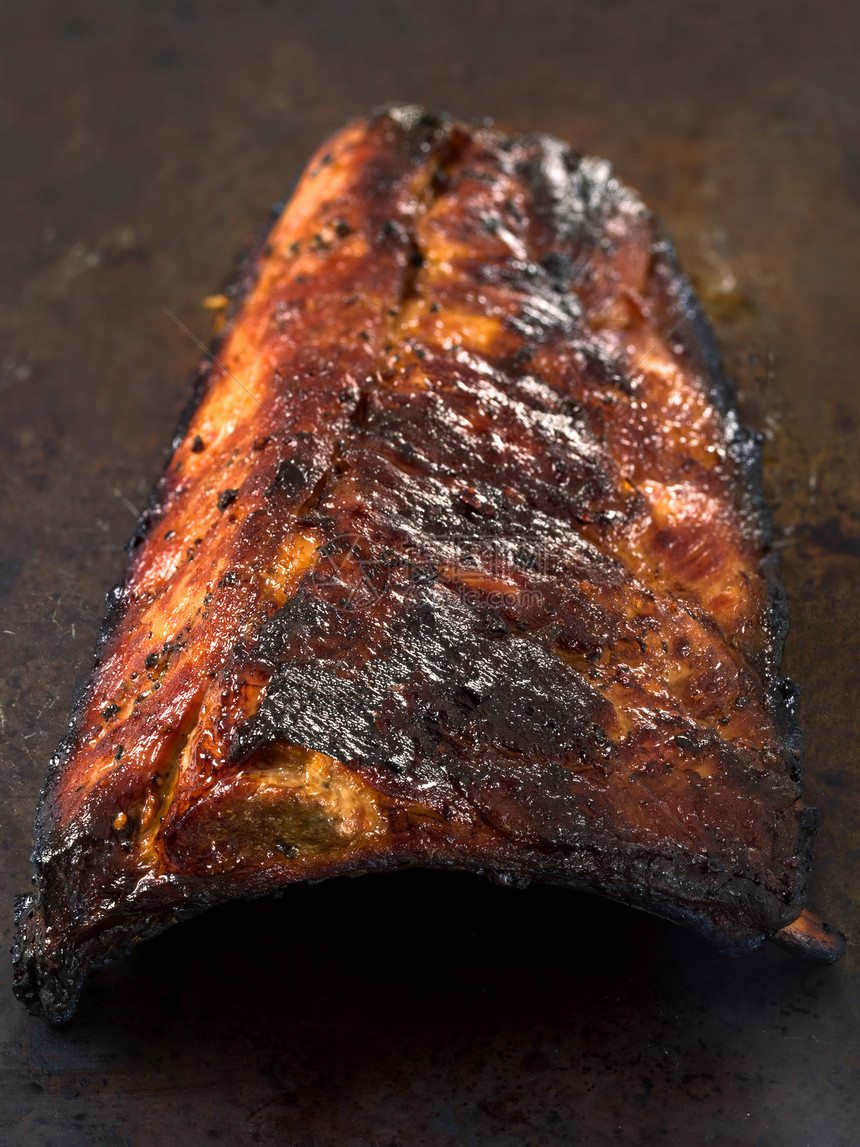 生锈烤猪排架烧烤肋骨架子红色平板骨头猪肉食物图片