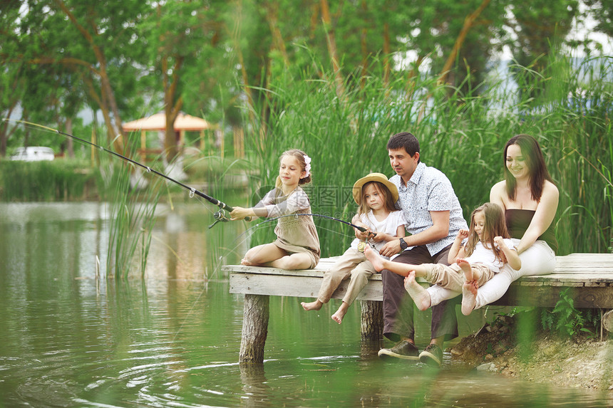 家庭渔业娱乐父母泊位乐趣生态农田男人时间童年空闲图片