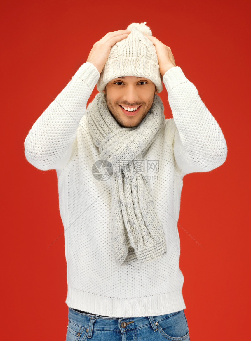 穿着温暖毛衣 帽子和围巾的英俊男子青年绅士外套领带快乐羊毛男性小伙子套衫微笑图片