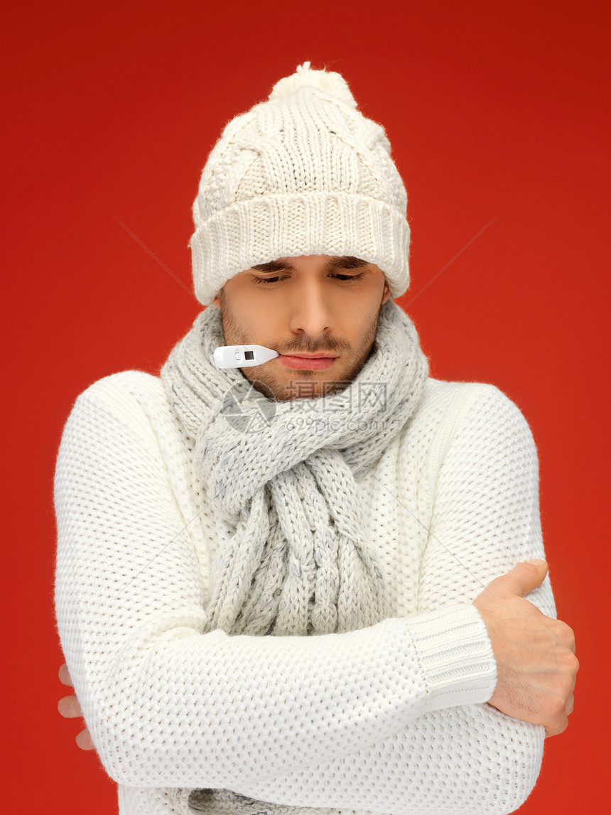 嘴里有温度计的病人围巾学生毛衣温度衣服领带流感测量疾病感染图片