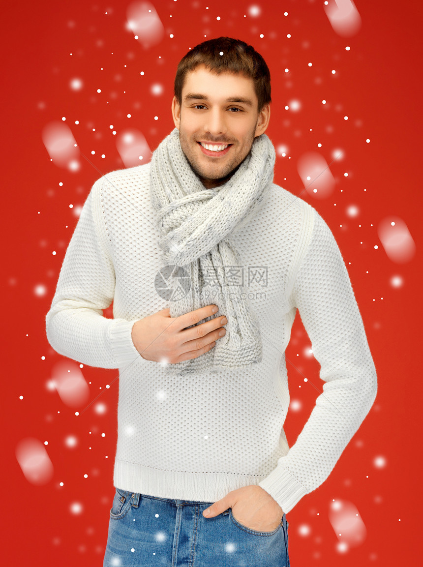 穿着温暖毛衣和围巾的帅帅帅男青年快乐季节伙计套衫小伙子羊毛衣服领带微笑图片