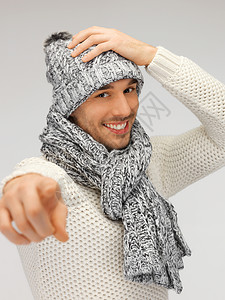 穿着冬衣的男人用手指指着他的手指背景图片