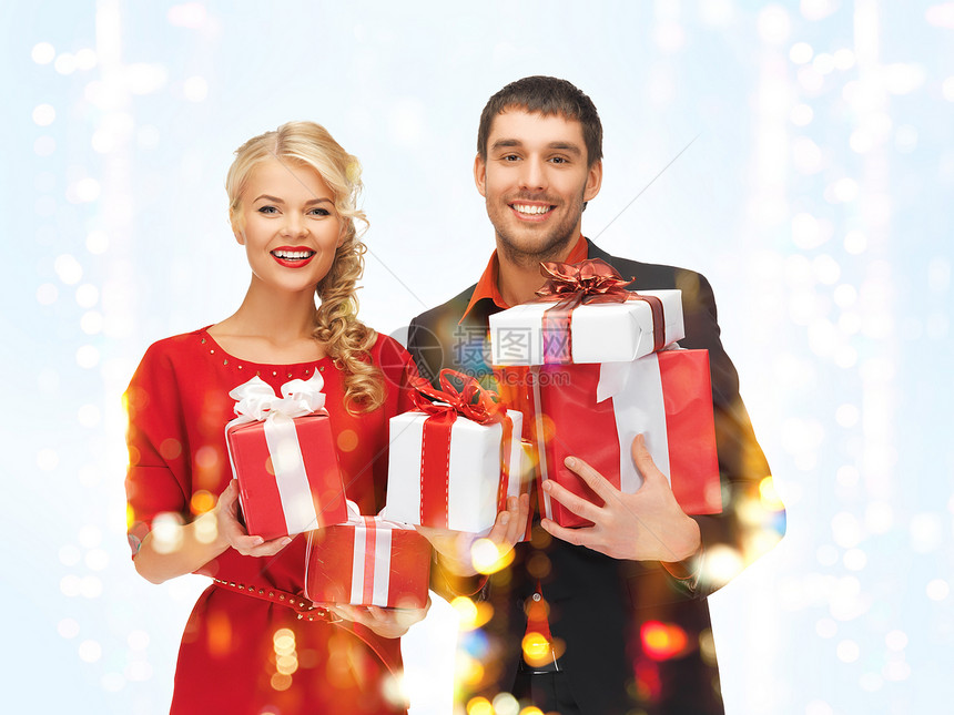 带礼物盒的男人和女人微笑女性女孩套装背景生日礼物盒子夫妻男性图片