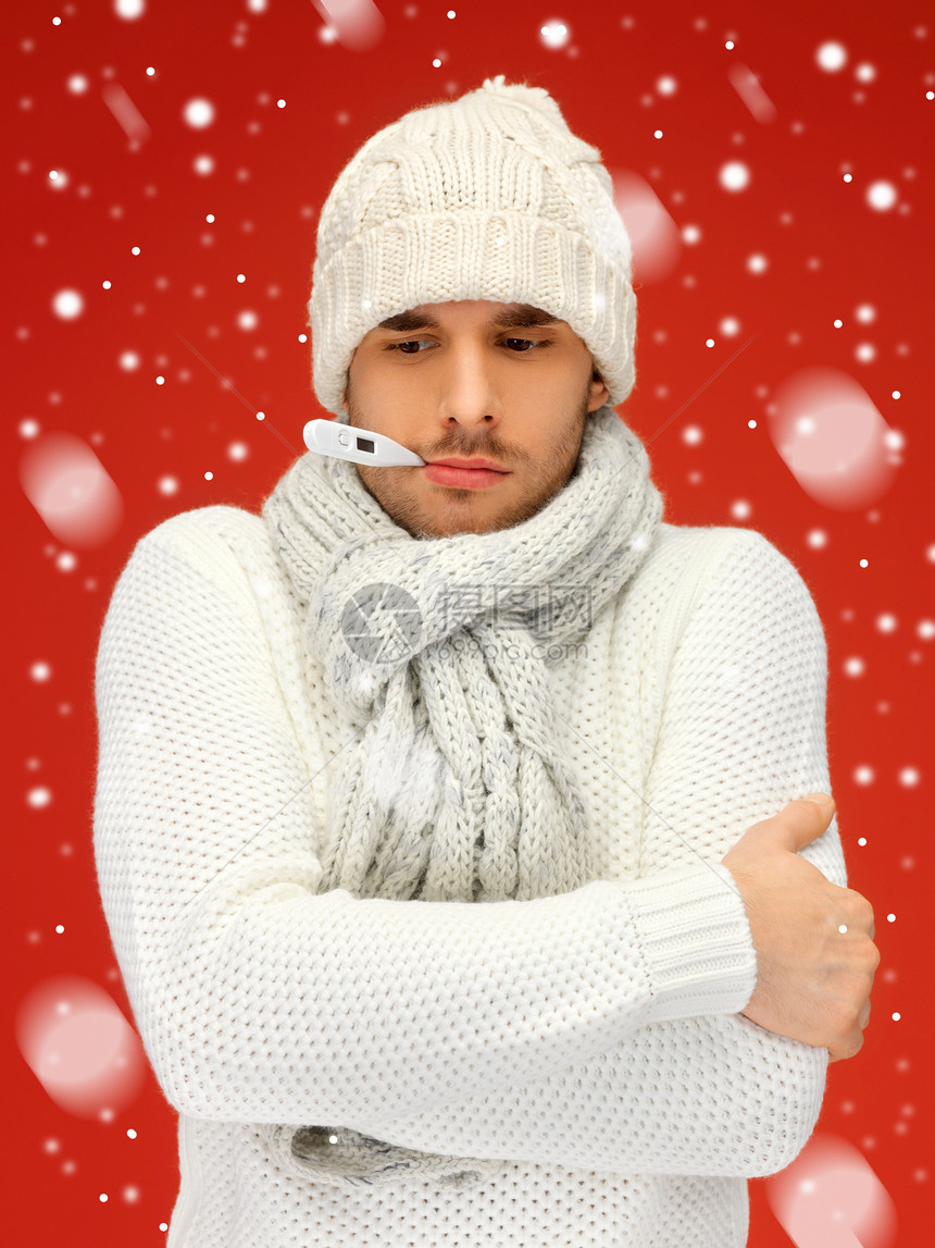 嘴里有温度计的病人毛衣雪花疾病流感羊毛冷冻围巾测量衣服季节图片