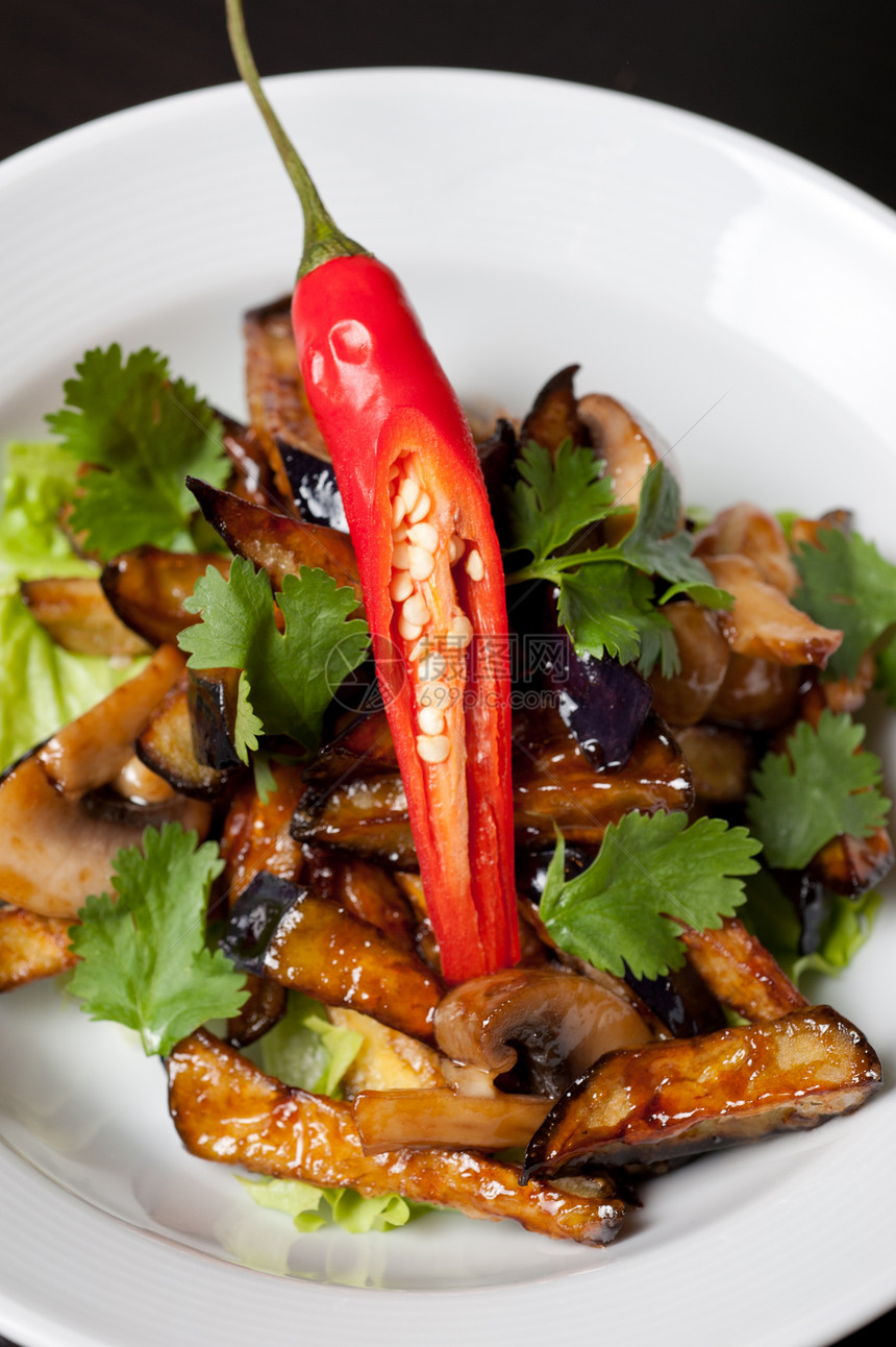 烤茄子中的沙拉香菜大豆午餐美食牡蛎香料食物叶子蔬菜烹饪图片