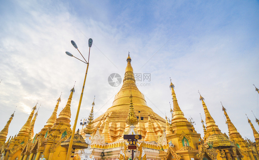 缅甸仰光的冥想宝塔建筑学日落反射旅游信仰兰贡情调寺庙图片