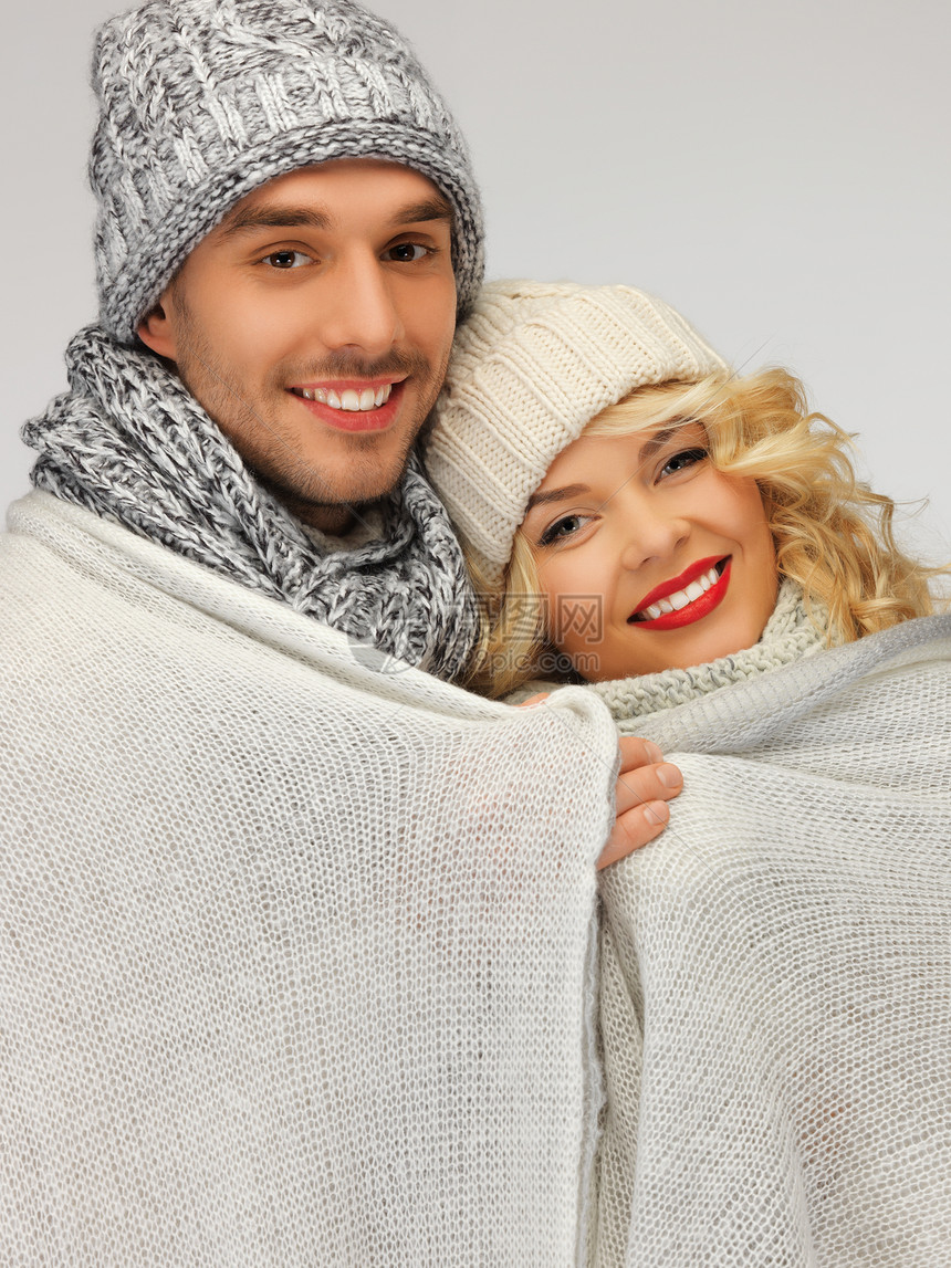 在温暖的毯子下的家庭夫妇套衫男性领带棉被微笑毛衣小伙子夫妻家庭快乐图片