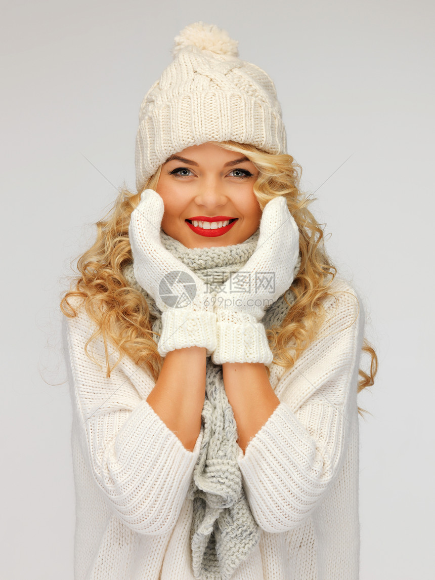 穿着帽子 毛衣和手套的美女女性衣服棉被成人外套福利羊毛女孩季节微笑图片