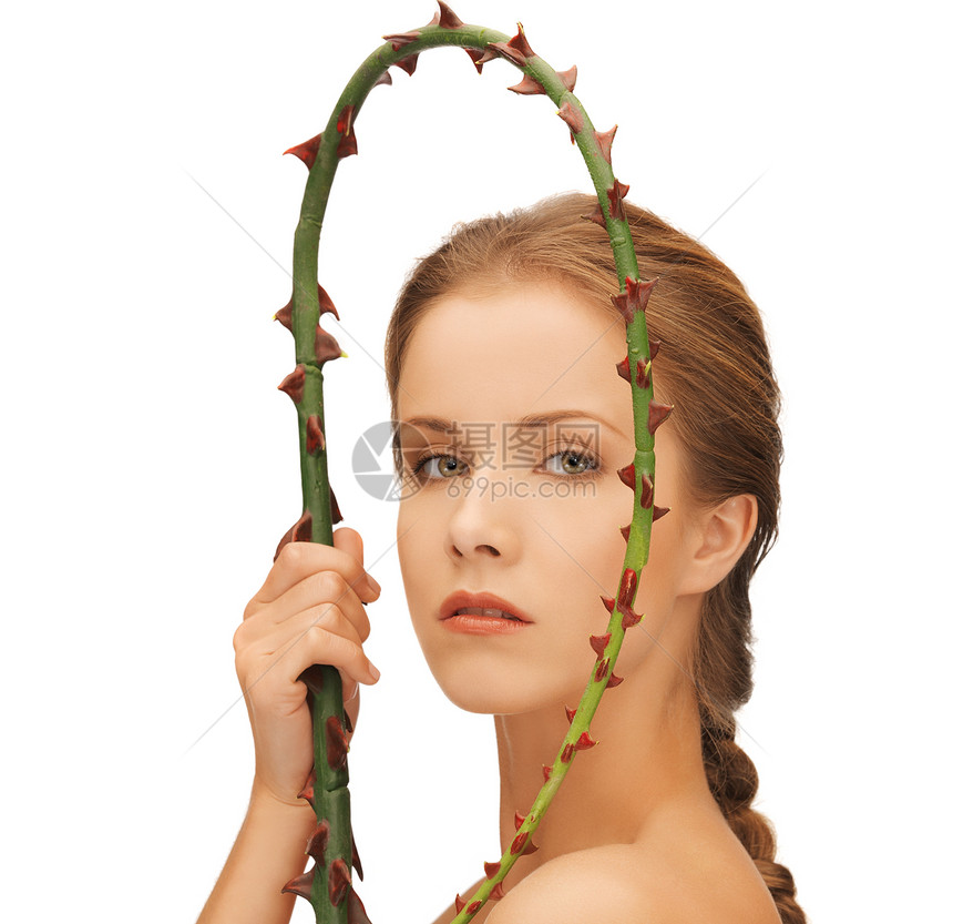 女人用刺扎有枝的树枝荆棘女性青年容貌女孩福利植物卫生活力保健图片