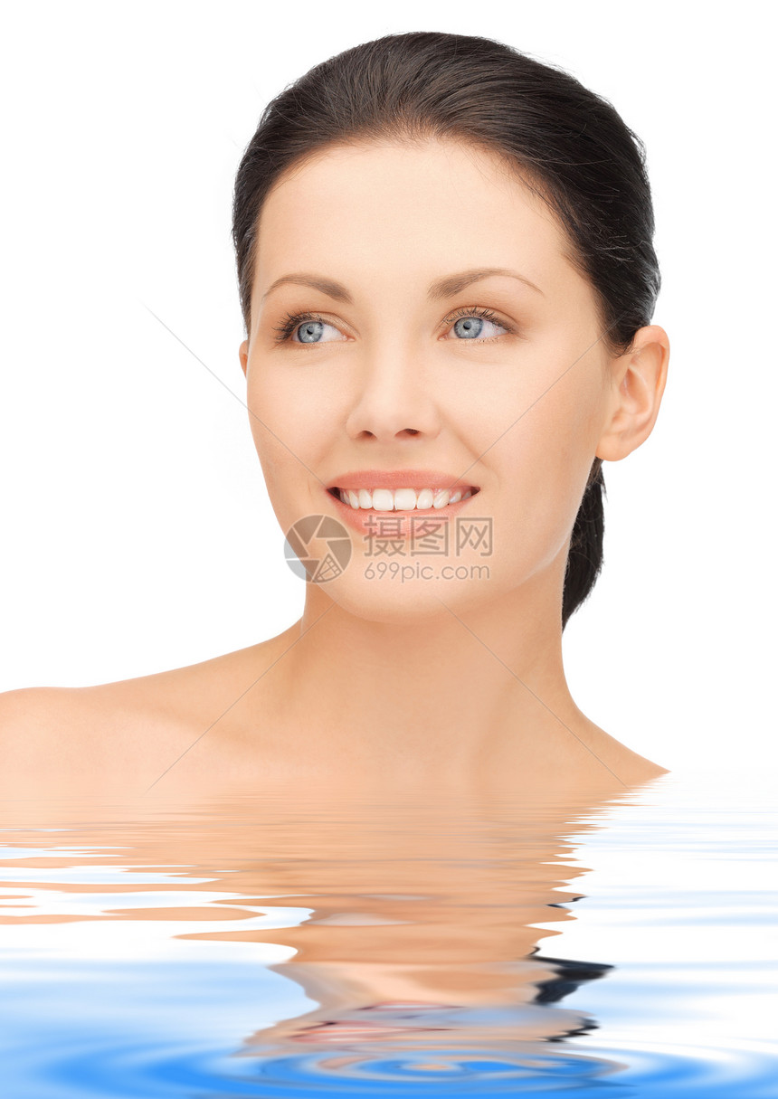 美丽的女子 在水中成人活力女孩皮肤护理温泉保健容貌福利微笑图片