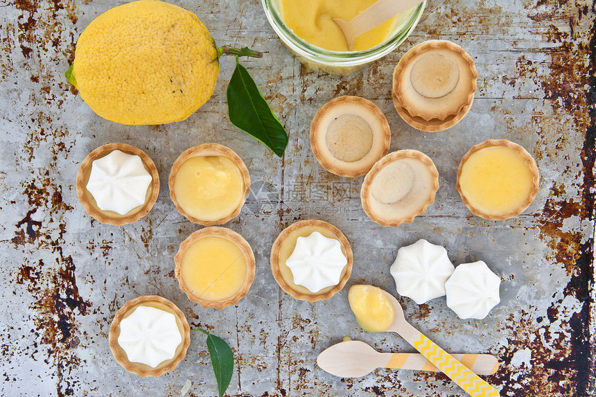 小蛋白柠檬派条纹食谱果味黄色树叶水平柠檬勺子饼干食物图片