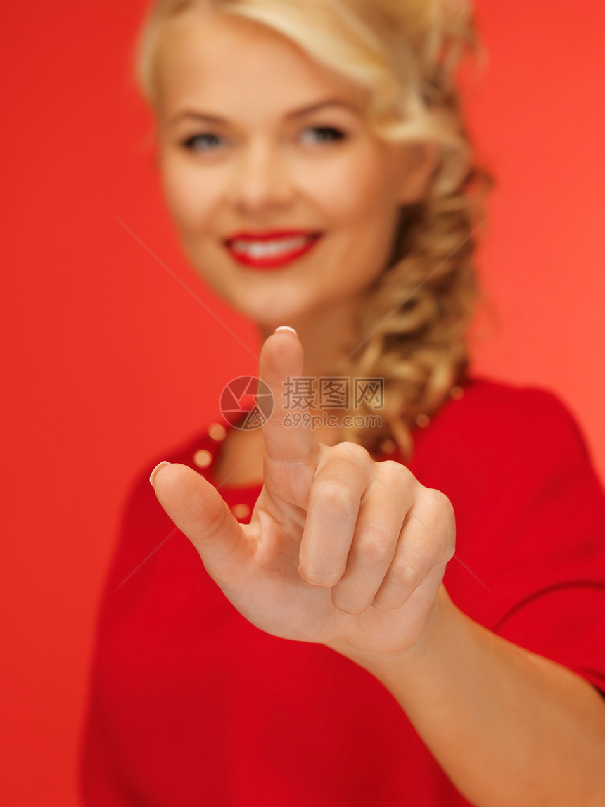 女性穿红色裙子 按虚拟按钮人士女孩商务商业成人微笑创新衣服手势快乐图片