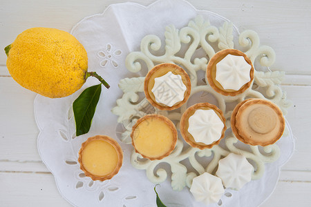 小蛋白柠檬派烘烤馅饼食谱树叶水平饼干果味食物柠檬水果背景图片