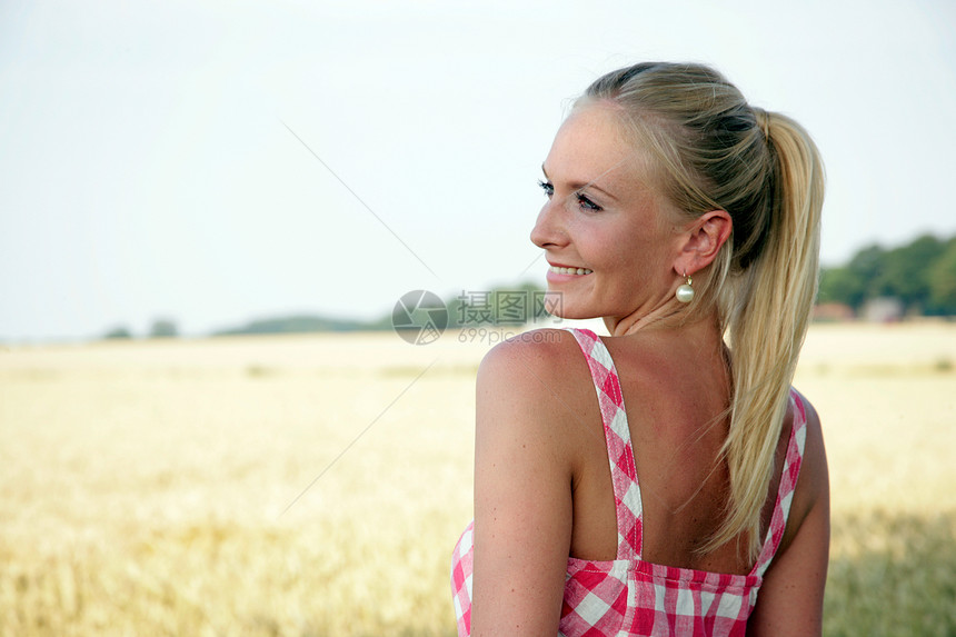 身在大自然中的年轻女性女士假期远足场地跑步闲暇玉米地太阳微笑乐趣图片