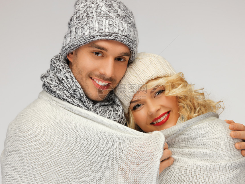 在温暖的毯子下的家庭夫妇夫妻家庭围巾领带女士绅士羊毛套衫毛衣男性图片