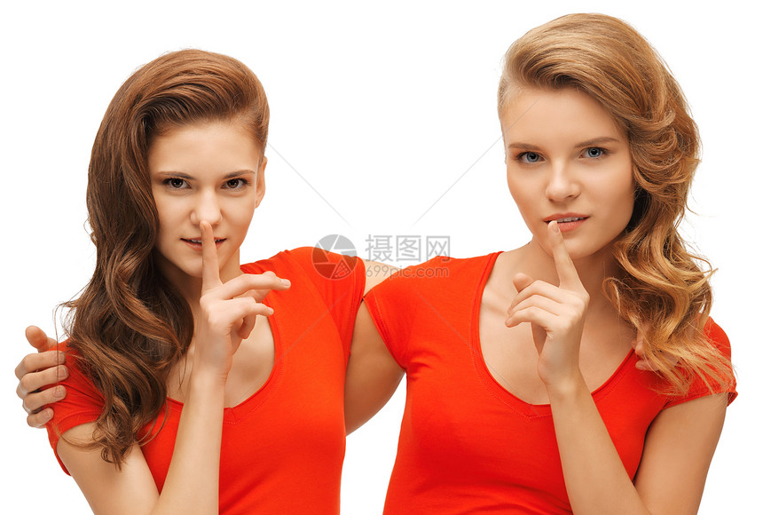 两个十几岁的女孩 举着沉默的手势朋友们秘密红色阴谋女性青少年手指福利衬衫图片