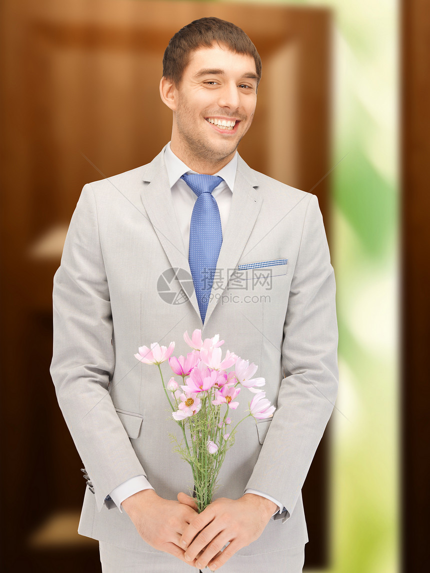 手拿着鲜花的帅帅帅男人主义庆典丈夫成人快乐企业家工人套装礼物人士图片