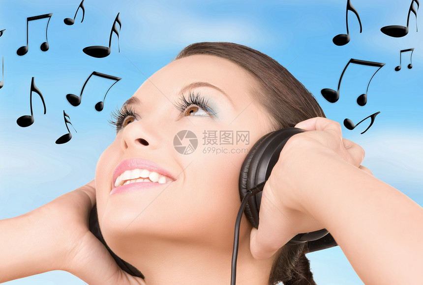 在耳机中快乐的女人乐趣播音员女孩打碟机手机音乐立体声蓝色黑发快乐图片