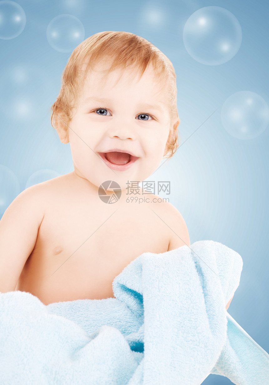 带蓝毛巾的婴儿孩子青少年童年微笑卫生保健快乐皮肤气泡蓝色图片