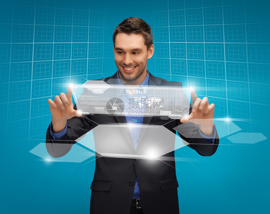 从事虚拟屏幕工作的男性工作人员全世界男人微笑伙伴衣领商业创新技术互联网蓝色图片