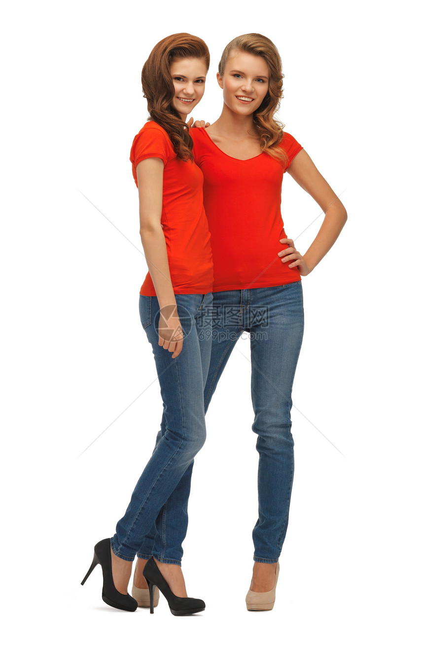 两个穿红色T恤衫的漂亮少女青少年朋友们快乐衬衫女性青年工作室福利微笑高跟鞋图片